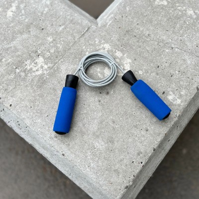 Скоростная скакалка (синие неопреновые ручки, толстый трос 2.85 м) в наличии в магазине Сайд-Степ